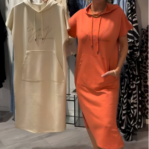 Lena™ | Luźna sukienka z kapturem i kobiecym krojem