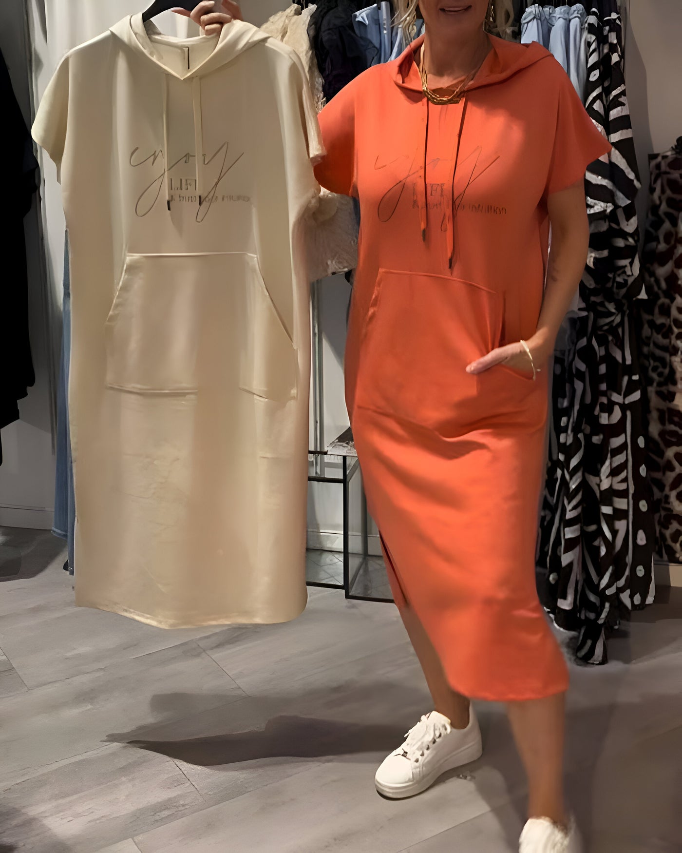 Lena™ | Luźna sukienka z kapturem i kobiecym krojem