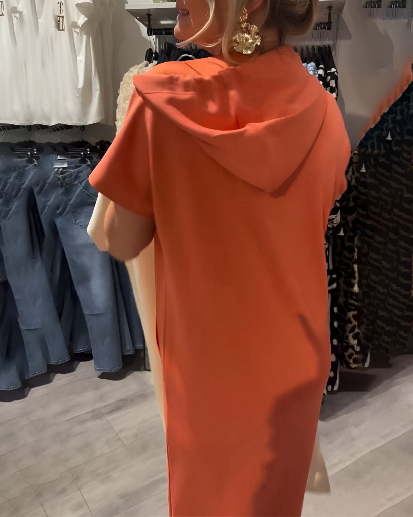 Lena™ | Luźna sukienka z kapturem i kobiecym krojem