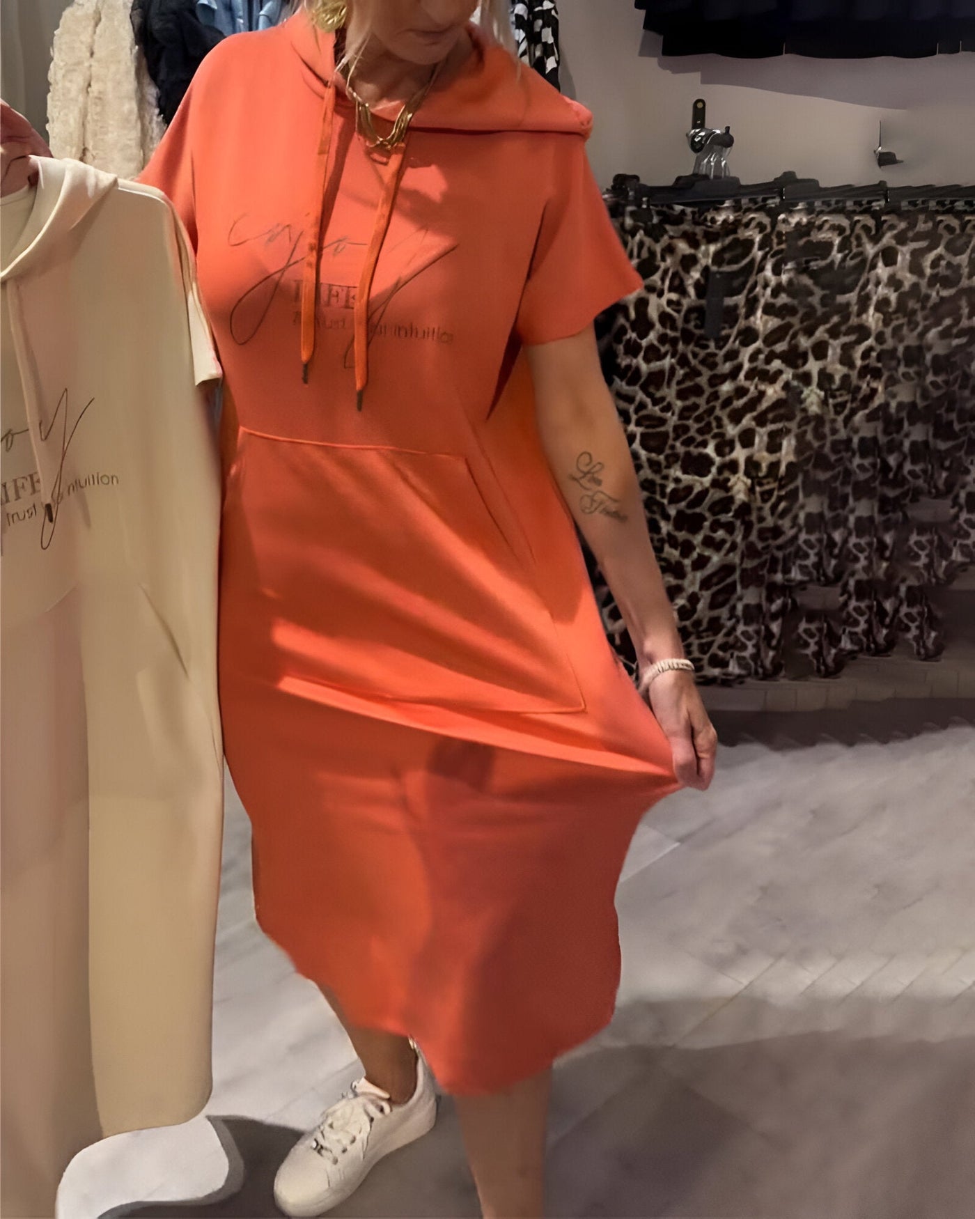 Lena™ | Luźna sukienka z kapturem i kobiecym krojem